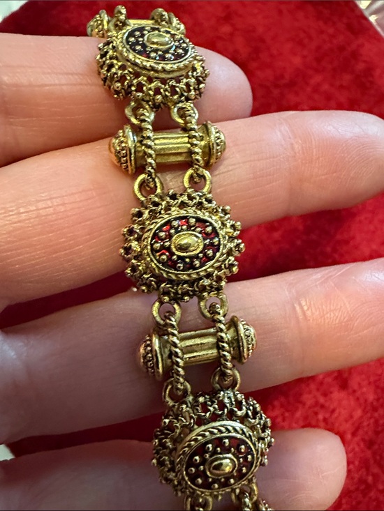 Joan Rivers Jewelry - VintageJoan Rivers Gold-Tone Filigree Link Bracelet with Red Accents like new 7”